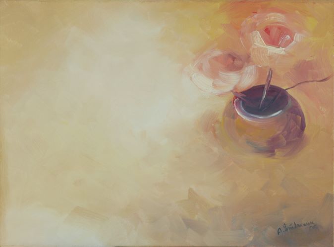 Drei Rosen im hellen Licht stecken in einem kupfernen Gefäß