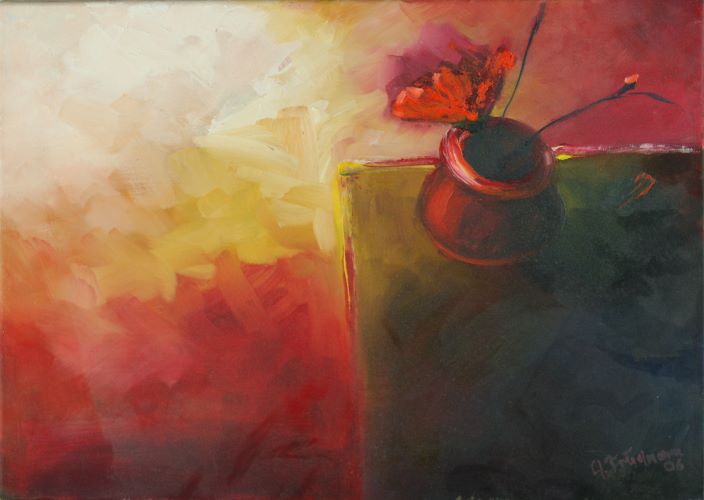 Rote Blume in roter Vase  auf einem Tisch