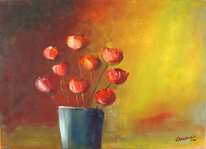 Neun rote Rosen ohne Blätter in blauer Vase