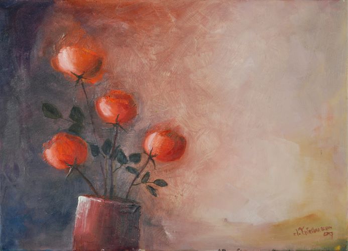 Vier rote Rosen in rötlicher Vase