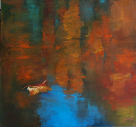 Ahornblatt und sich spiegelnde herbstlich gefärbte Bäume am Ufer eines Teiches